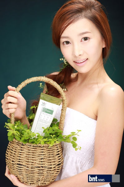 韩素英被选化妆品牌形象代言人(图)