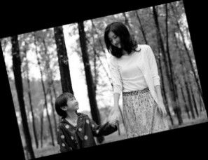 景甜(右)牵手小小彬