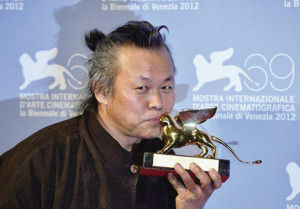韩国影片《圣殇》的导演金基德亲吻“金狮奖”