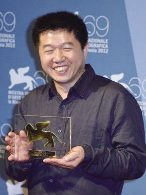 中国导演王兵捧奖