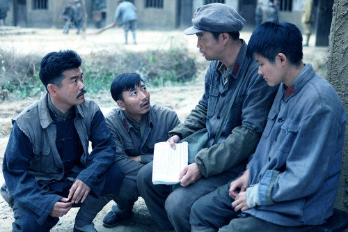 冯国强,汪裴[微博],肖雄等演员主演的电视剧《出关》聚焦红军战俘和