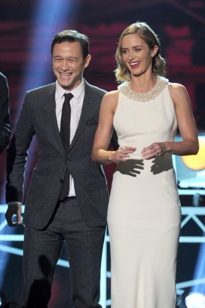 综述:《妈妈》问鼎北美票房