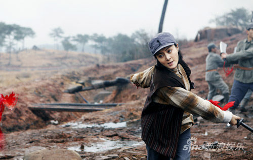 《战地狮吼》陈廷嘉片场耍大刀妩媚霸气