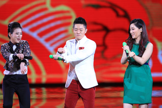 凤凰传奇东方春晚跳骑马舞 两大神曲同台