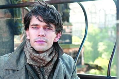 导演萨姆-门德斯特意加回了q博士,向老派007的一切光阴与过去致敬,将