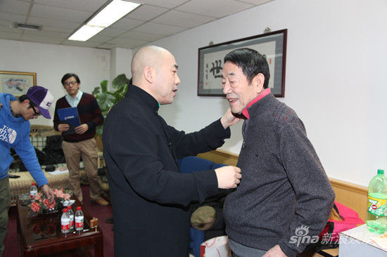 杨少华,杨议[微博]父子携《杨光的快乐生活》剧组为观众爆笑解压