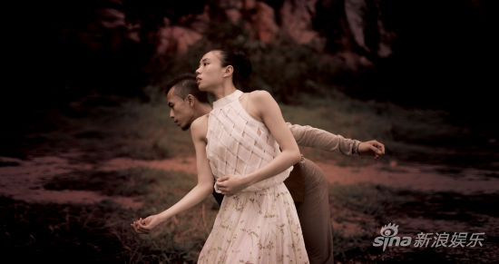 香港城市当代舞蹈团《野鸭-女孩》摄影：Ringo Chan