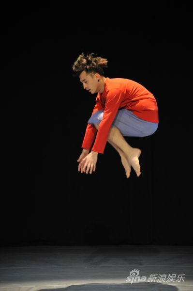 广东现代舞团《运动逻辑移植报告-2013》摄影：李剑扬