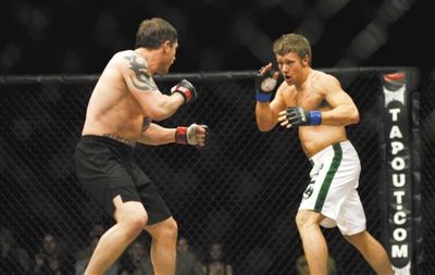 MMA影片代表作《勇士》，讲述MMA竞技下的兄弟亲情，动作戏真实专业，文戏细腻入微。
