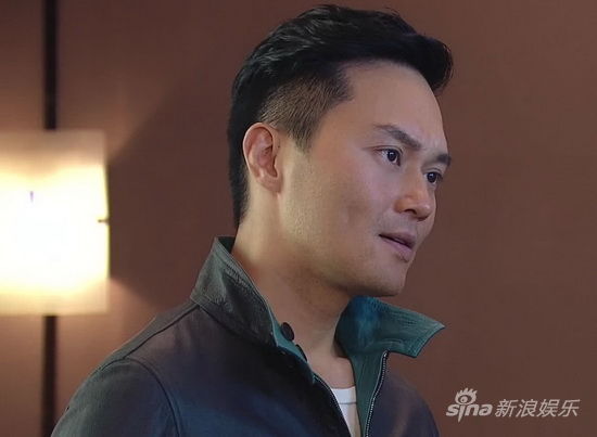 张智霖表情严肃