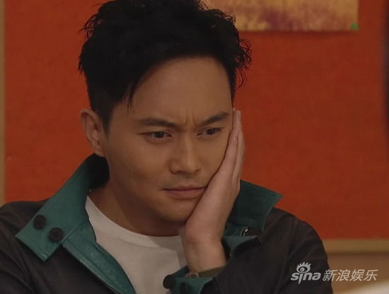 张智霖低头沉思