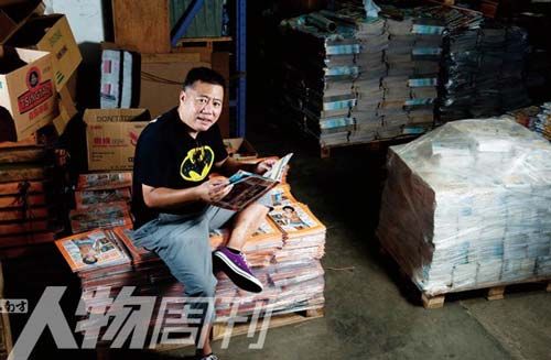钟健强在印刷厂看新出炉的《豪情夜生活》 