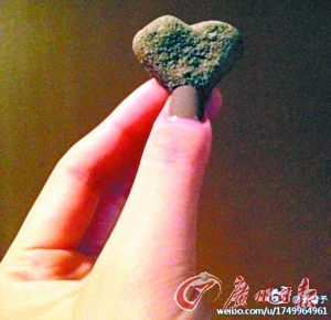 张馨予曾在微博晒李晨送的“石头心”，引发轩然大波。