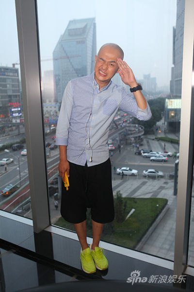 在新浪娱乐镜头下耍宝的包贝尔