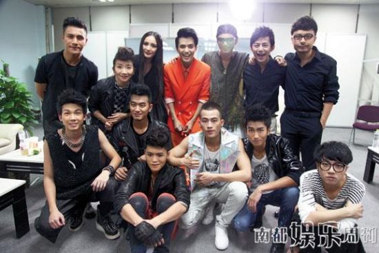 优质选手与评委、V神在台下的融洽互动，也反映了新一代偶像的崛起和成立。