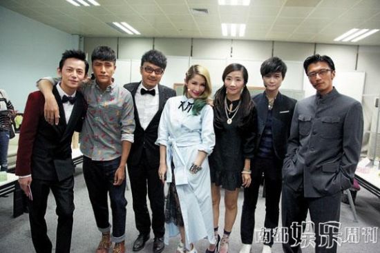 　　临时加入的“V神”环节，请来范冰冰、郭敬明、杨幂、谢娜、萧亚轩等人轮番上阵，看似是权宜之计，却犹如植入了综艺环节。