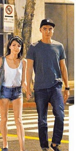 阮经天与女友甜蜜约会 两人深夜散步