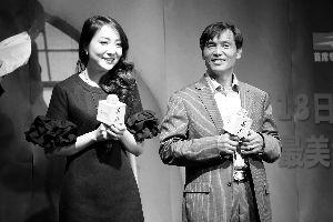 演员叶兰(左)在片中一人分饰美姐、大女儿、三女儿三个角色。