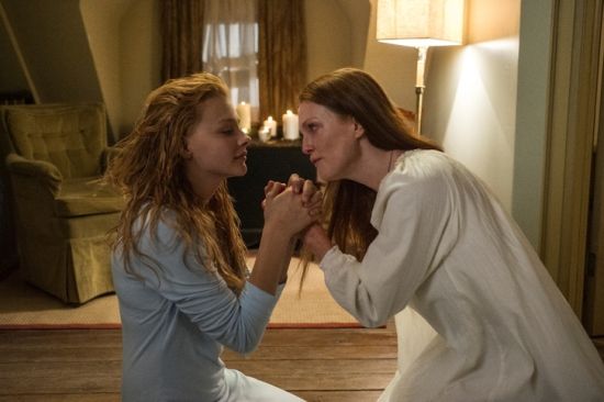 即便科洛-莫瑞兹和朱利安-摩尔都是当代英杰，但在当年茜茜-斯派塞克和派珀-劳瑞的“神级”出演面前还是矮了一截