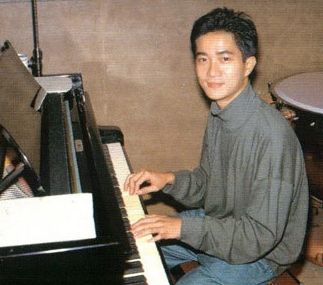 陈百强自学钢琴。