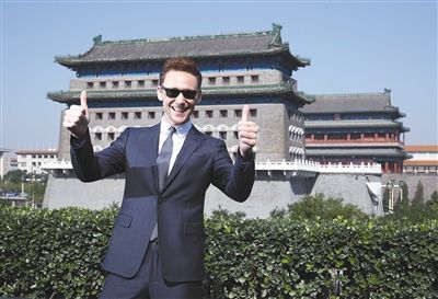 　　10月11日，希德勒斯顿亮相北京前门，粉丝在网上感慨：“你从未像这样和我们在同一个时区，你从未这样离我们如此之近。”新京报记者 郭延冰 摄