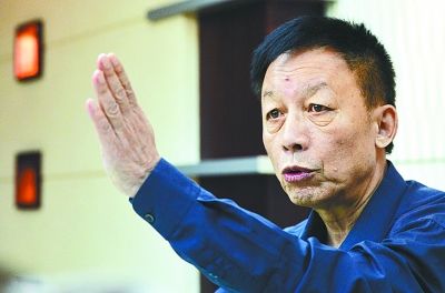 昨天，在《中华史》第五卷《从春秋到战国》的武汉首发式上，易中天侃侃而谈。记者熊波摄