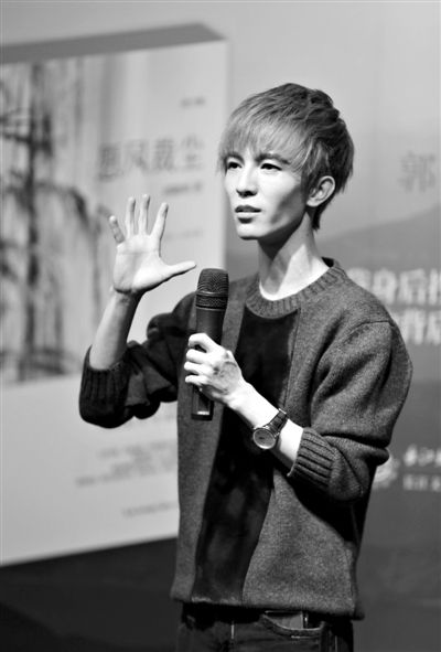 回到作家身份的郭敬明表示，这次自己在新书中说了很多“心里话”。新京报记者 郭延冰 摄