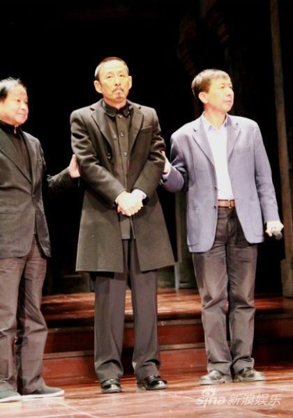 陈道明登台由张和平院长、崔宁副院长搀扶(资料图)