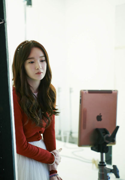 davichi姜敏京红衣白裙显圣诞氛围(组图)