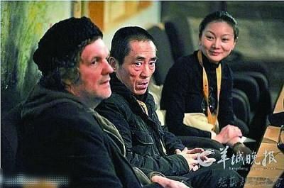 张艺谋与疑似陈婷的女子 图片来源：羊城晚报