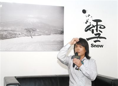 在台北举办的“桥飞雪”摄影展上，伍佰的“雪”主题作品之一。