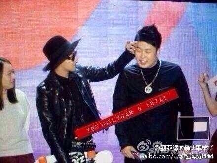 权志龙为杜海涛擦汗，杜海涛激动