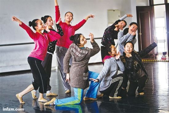 　　广州军区战士歌舞团的演员在排练准备演出的节目。文工团改革的风声已经在各团体传开，尽管具体政策还没出来，但精简人员已经成为各团体“下一步的考虑”。（南方周末记者 翁洹/图）