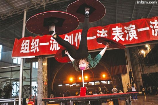战士杂技团的11 岁演员赵婉婷在排练节目。 （南方周末记者 麦圈/图）