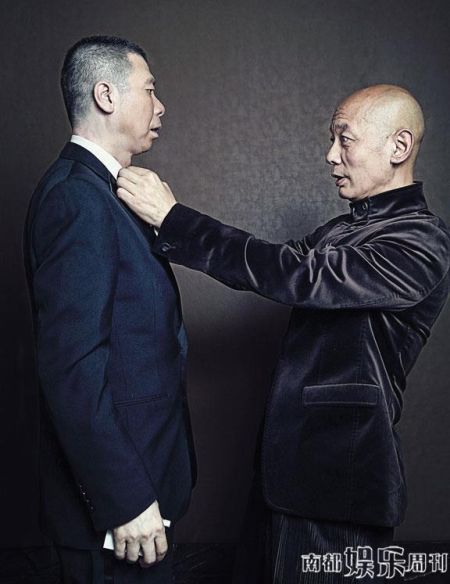 冯小刚葛优堪称“老夫老妻”，在拍摄本专题图片前，葛优为冯小刚整理衣服。