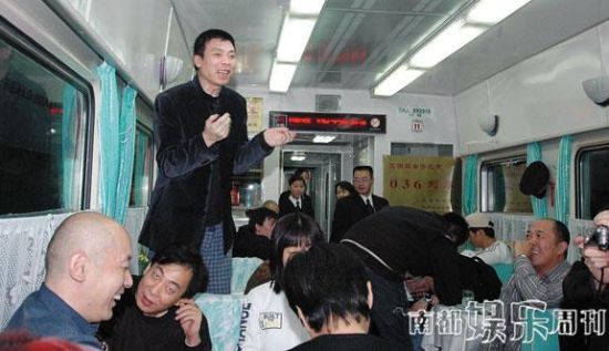 2004年12月8日，冯小刚偕刘德华、刘若英、葛优等众星抵达香港宣传《天下无贼》。