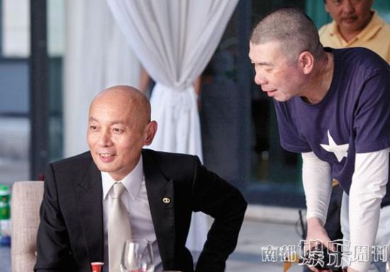 葛优在《私人订制》拍摄现场听冯小刚讲戏。