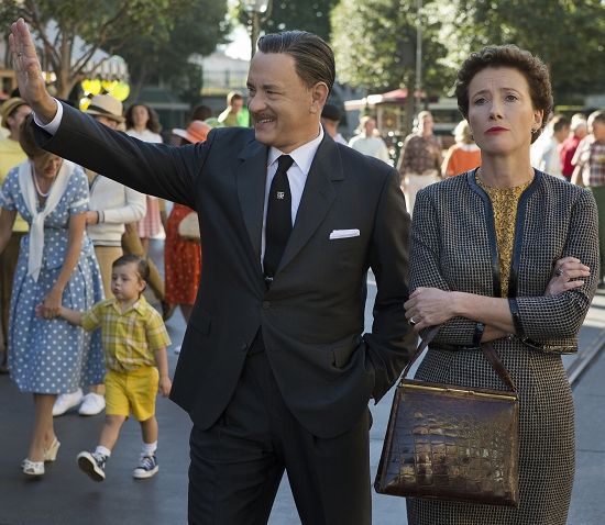 汤姆·汉克斯（左）、艾玛·汤普森（右）分别饰演华特·迪士尼和特拉弗斯。