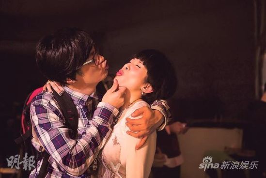 余文乐戴假发眼镜变身猥琐男，要跟吴君如亲嘴。