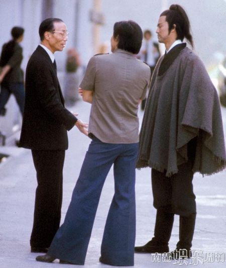 　　邵氏影业出品的古装片武侠片对家国、民族、侠义的表现影响了许多人。图为邵逸夫在与古装片演员交流。