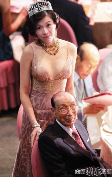 以往每年台庆，六叔被香港小姐搀扶簇拥的情景让人印象深刻。