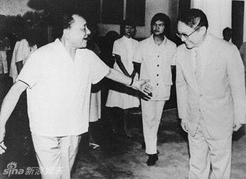 金庸起任香港基本法起草委员会委员，受到邓小平接见