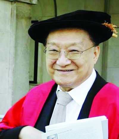 86岁的查良镛获得剑桥大学哲学博士学位