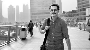 杰昆-菲尼克斯穿过陆家嘴街头