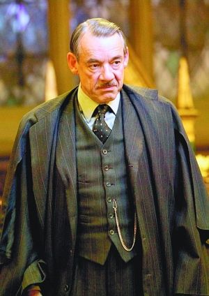 派克在《哈利·波特与火焰杯》中扮演国际魔法交流合作司司长巴蒂·克劳奇