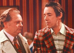 派克(右)在《蒂博雷的牧师》中扮演身兼农夫和教区委员两职的欧文·纽伊特