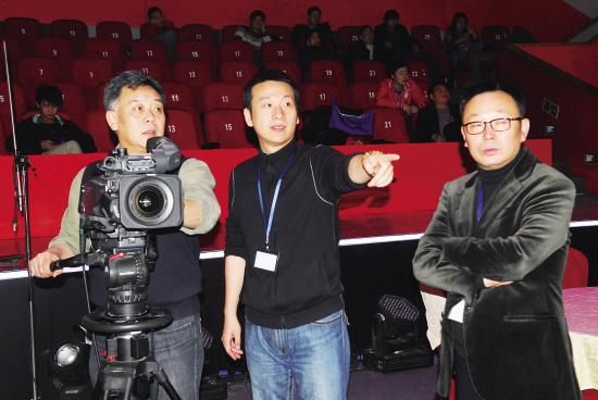 吕逸涛(中)在春晚演播厅