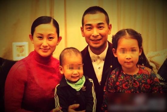 赵文卓一家四口全家福