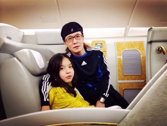 李咏和女儿在头等舱，一家三口准备飞迪拜