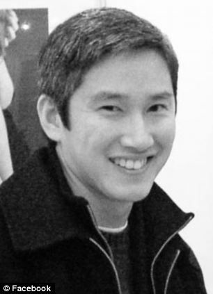 摩西选择站在艾伦这一边 而不是自己的养母和妹妹这一边